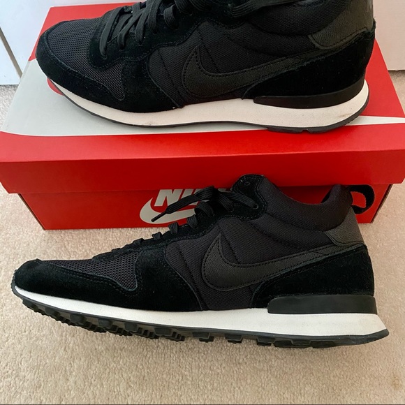 **SOLD** 10 Women’s Nike Internationalist Mid Sneakers - Picture 3 of 5